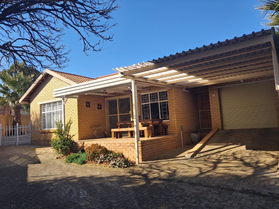To Let 3 Bedroom Property for Rent in Langenhovenpark Free State